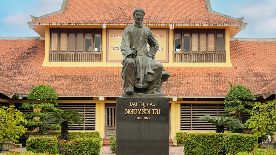 Monument of Nguyen Du